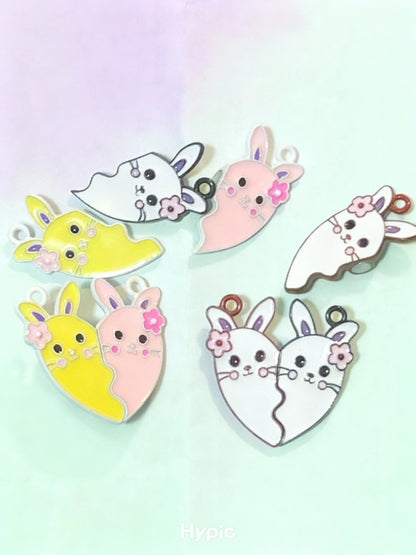 Bracelet charms in metal